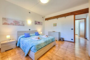 Standard House, Multiple Bedrooms, 2 Bathrooms (Cedar House Villa Few Minutes From) - Cedar House Villa Few Minutes From Lake (Angera)