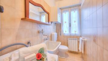 Rumah Standar, beberapa kamar, 2 kamar mandi (Cedar House Villa Few Minutes From) | Kamar mandi | Kombinasi shower/bathtub, pengering rambut, kloset, dan handuk