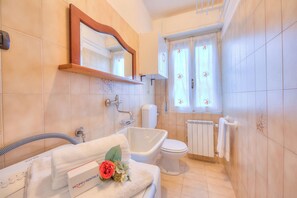 Casa estándar, varias habitaciones, 2 baños (Cedar House Villa Few Minutes From) | Baño | Ducha y bañera combinadas, secador de pelo, bidé y toallas