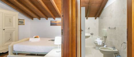 Standard-Haus, Mehrere Schlafzimmer, 2 BĂ€der (Cedar House Villa Few Minutes From)