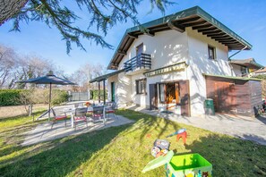 Outdoor dining - Cedar House Villa Few Minutes From Lake (Angera)