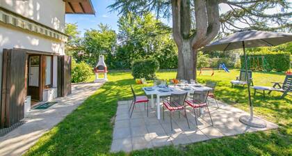 Cedar House Villa Few Minutes From Lake