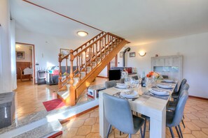 Casa estándar, varias habitaciones, 2 baños (Cedar House Villa Few Minutes From) | Restauración