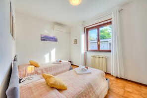 Hus Standard - flera sovrum - 2 badrum (Cedar House Villa Few Minutes From) | 3 sovrum, strykjärn/strykbräda, gratis wi-fi och sängkläder