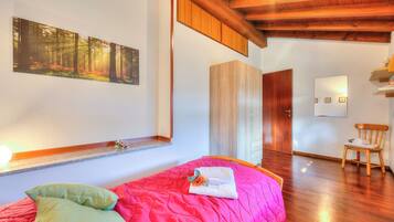 Rumah Standar, beberapa kamar, 2 kamar mandi (Cedar House Villa Few Minutes From) | 3 kamar tidur, setrika/meja setrika, Wi-Fi gratis, dan seprai linen