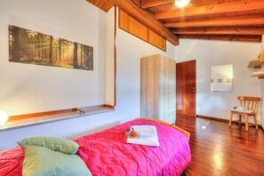 Casa estándar, varias habitaciones, 2 baños (Cedar House Villa Few Minutes From) | 3 dormitorios, tabla de planchar con plancha, wifi gratis y ropa de cama