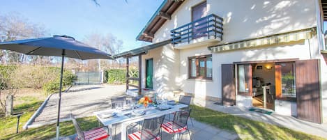 Standard House, Multiple Bedrooms, 2 Bathrooms (Cedar House Villa Few Minutes From) | Outdoor dining