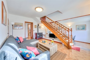 Maison Standard, 4 chambres, 2 salles de bains (Cedar House Villa Few Minutes From) | Aire de séjour | Téléviseur