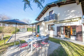 Outdoor dining - Cedar House Villa Few Minutes From Lake (Angera)