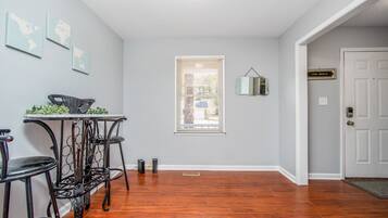 Khu vực ăn uống tại phòng