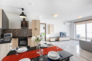 Departamento estándar, 2 habitaciones, 2 baños (Kalkara - Modern 2 Bedrooms Apt Nb 3) | Cocina privada | Refrigerador, microondas, horno y parrilla de estufa