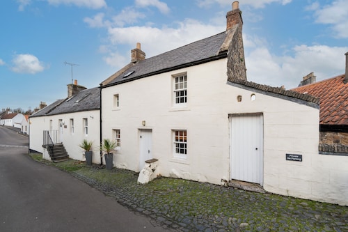 Whinstone Holiday Home in Falkland - Sleeps 8