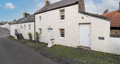 Whinstone Holiday Home in Falkland - Sleeps 8
