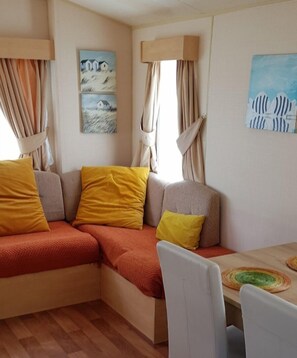 เคบิน, หลายเตียง | บริเวณนั่งเล่น | เตาผิง