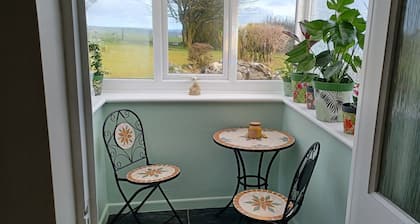 Relax With Amazing Views! 1-bed Studio in Tegryn