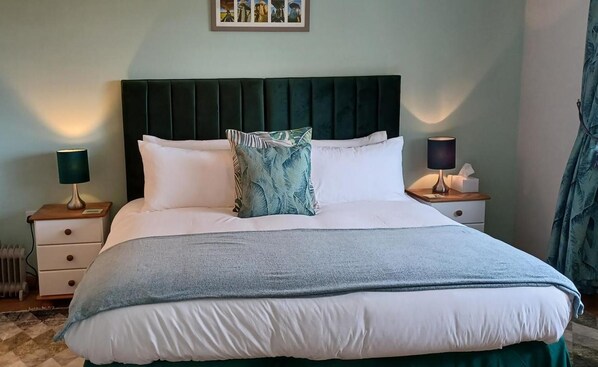 Studio, 1 Queen Bed - Relax With Amazing Views! 1-bed Studio in Tegryn (Llanfyrnach)