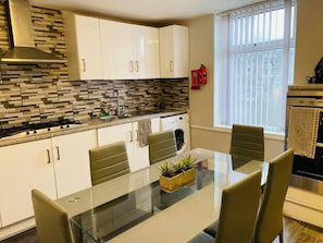 Casa, várias camas | Cozinha privada | Geladeira, micro-ondas, fogão, cooktop