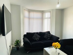 House, Multiple Beds | Living area - Remarkable 2-bed Cottage in Hove (Hove)