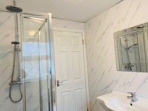 House, Multiple Beds | Bathroom - Remarkable 2-bed Cottage in Hove (Hove)