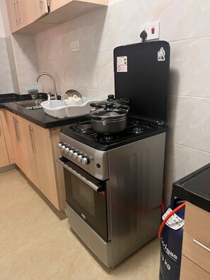 冰箱、微波炉、烤箱、炉灶