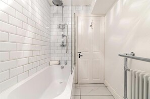 Departamento | Baño | Tina con regadera, tina profunda, amenidades de baño gratuitas 