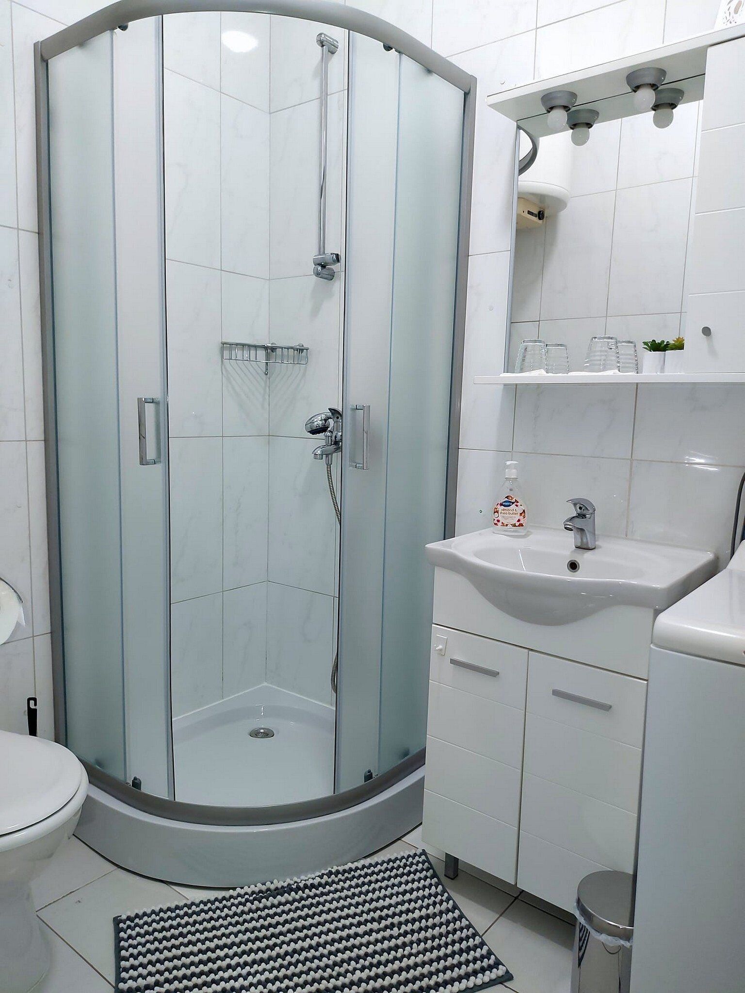 Apartment (One Bedroom Apartment) | Bathroom | Shower, towels