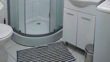 Apartment (One Bedroom Apartment) | Bathroom | Shower, towels