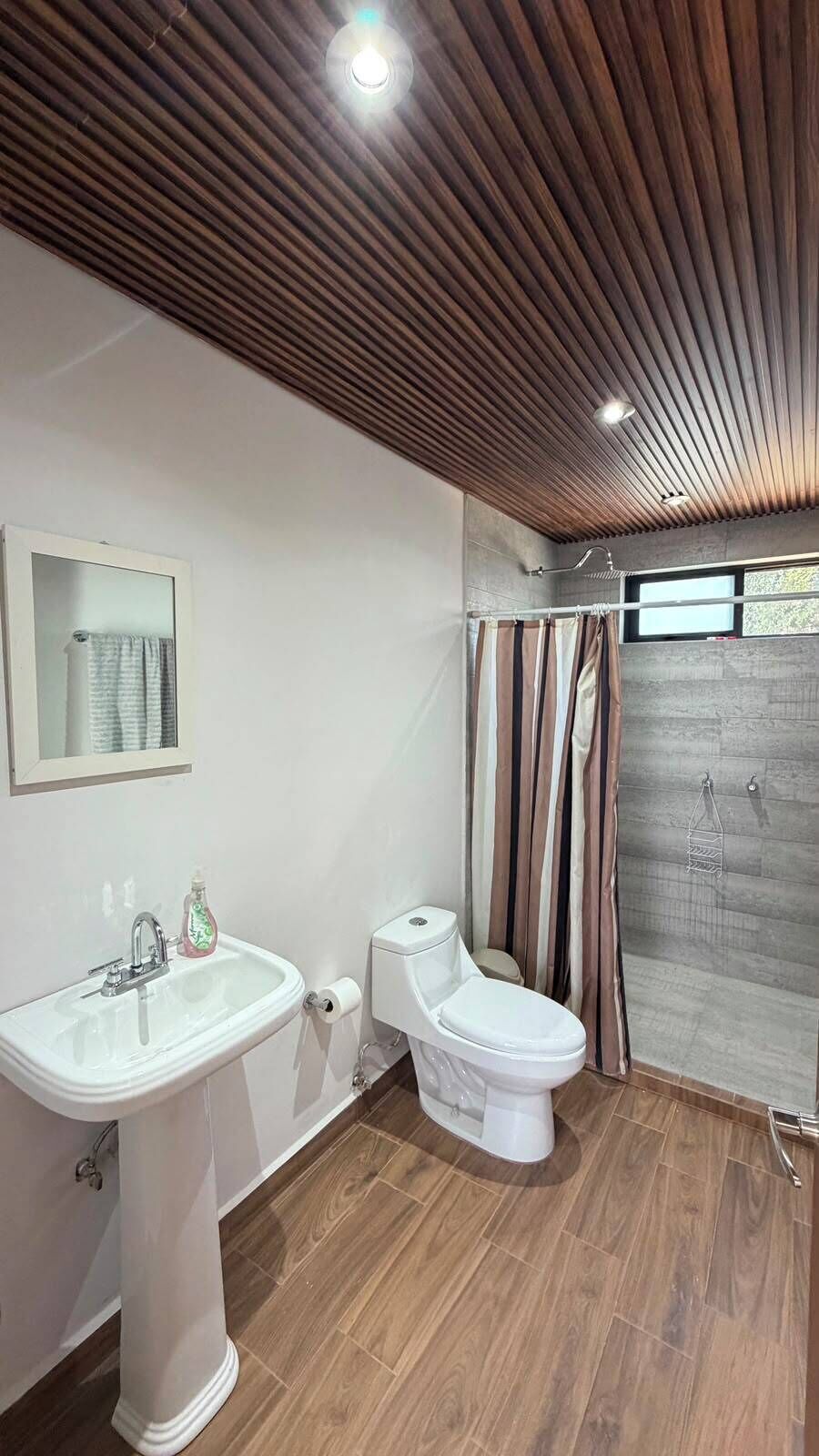 Cabaña estándar, se aceptan mascotas | Baño | Regadera, amenidades de baño gratuitas, secadora de cabello, toallas 