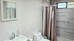 Standard Cabin, Pets Allowed | Bathroom | Shower, free toiletries, hair dryer, towels - Cabaña Alanis (Montemorelos)