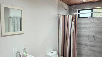 Cabaña estándar, se aceptan mascotas | Baño | Regadera, amenidades de baño gratuitas, secadora de cabello, toallas