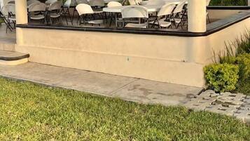 Standard-mökki | Oleskelualue | Älytelevisio, takka, Netflix, suoratoistopalvelut