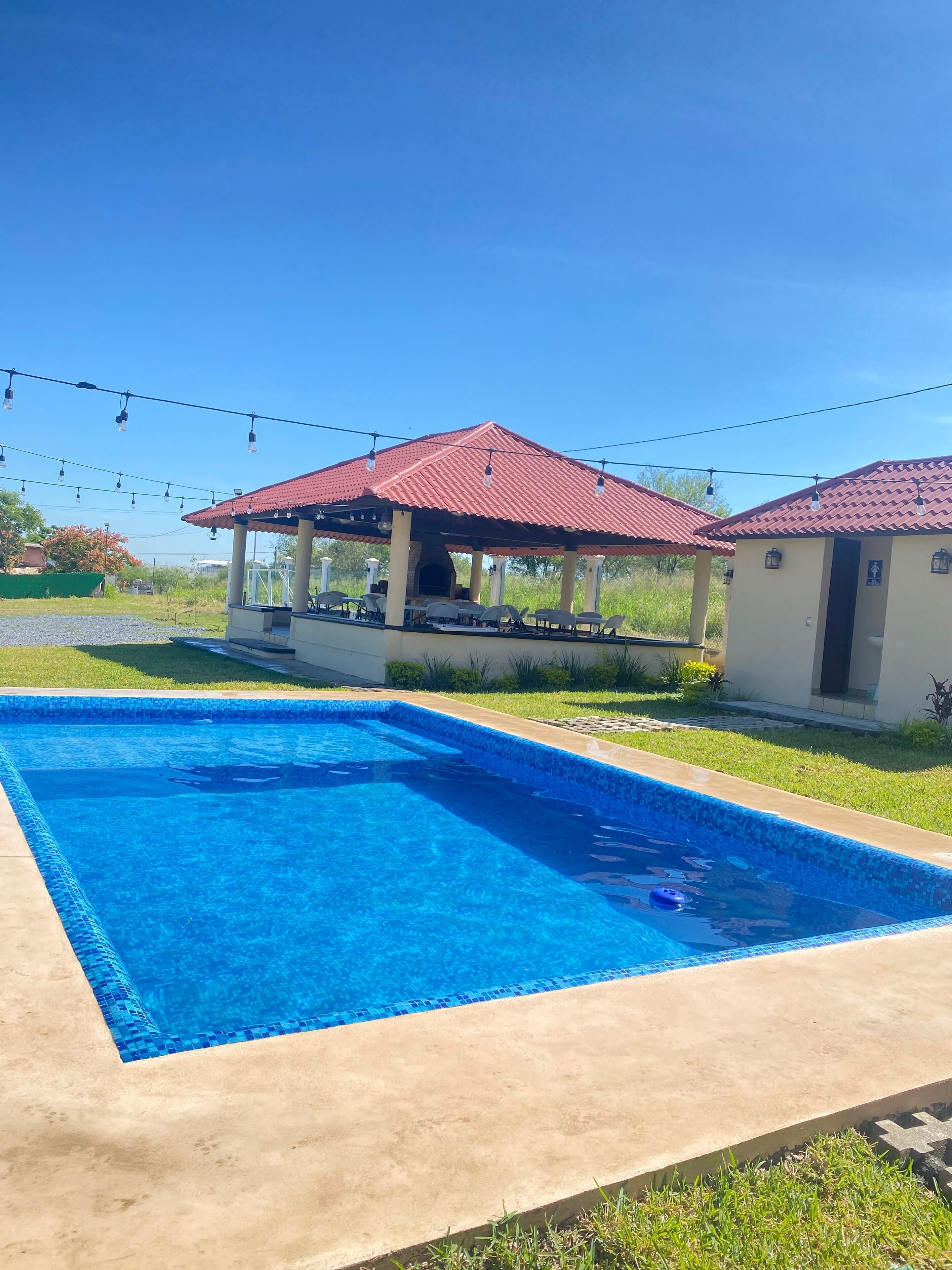 Una piscina al aire libre