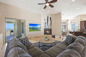 Télévision, cheminée, table de tennis de table, chaîne hi-fi