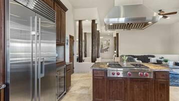 Køleskab, mikrobølgeovn, ovn, kogeplade