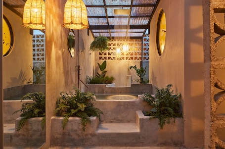 浪漫开间套房 | 浴室 | 免费洗浴用品、吹风机、毛巾、肥皂