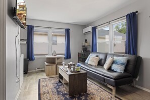 TV - Groups/Contractors/Retreats Sleeps 6/WIFI & Parking (Aurora)