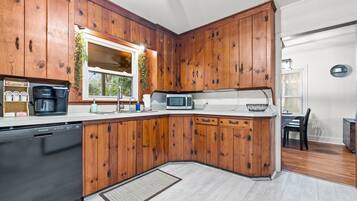 Microwave, dishwasher, coffee/tea maker, cookware/dishes/utensils