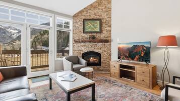 Condo, 3 Bedrooms | Living area