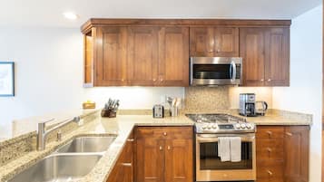 Condo, 3 Bedrooms | Private kitchen | Fridge, oven, coffee/tea maker, toaster