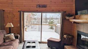 Smart TV, chimenea y libros