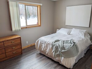 3 bedrooms, iron/ironing board, travel cot, free WiFi - Room to gather inside and out with Rainy Lake access! (International Falls)