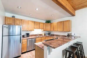 Condo, 2 habitaciones | Cocina privada | Refrigerador, horno, cafetera y tetera y tostadora