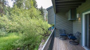 Condo, 2 Bedrooms | Property grounds