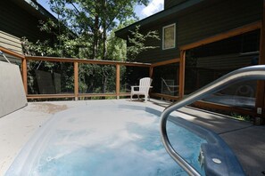 Appart'hôtel, 2 chambres | Bain à remous extérieur