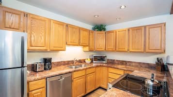 Condo, 2 habitaciones | Cocina privada | Refrigerador, horno, cafetera y tetera y tostadora