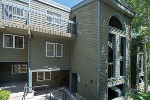 Un edificio de varios pisos con un letrero que indica '451 S. Pine St.' y una escalera exterior visible que conduce a la entrada.