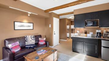 Condo, 1 Bedroom | Living area