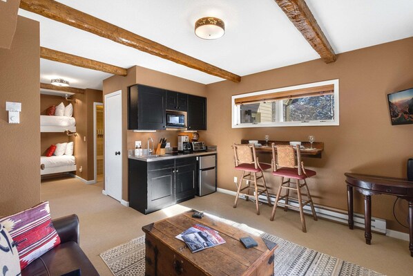 Condo, 1 quarto | Cozinha privada | Geladeira, cafeteira/chaleira, torradeira