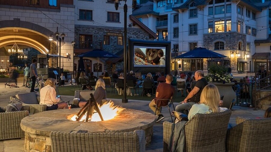 Lift 7 Ski In/out Hot Tub, Ski Locker, Garage Parking + Shuttle To Gondola 2 Bedroom Condo by RedAwning