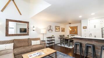 Condo, 2 Bedrooms | Living area